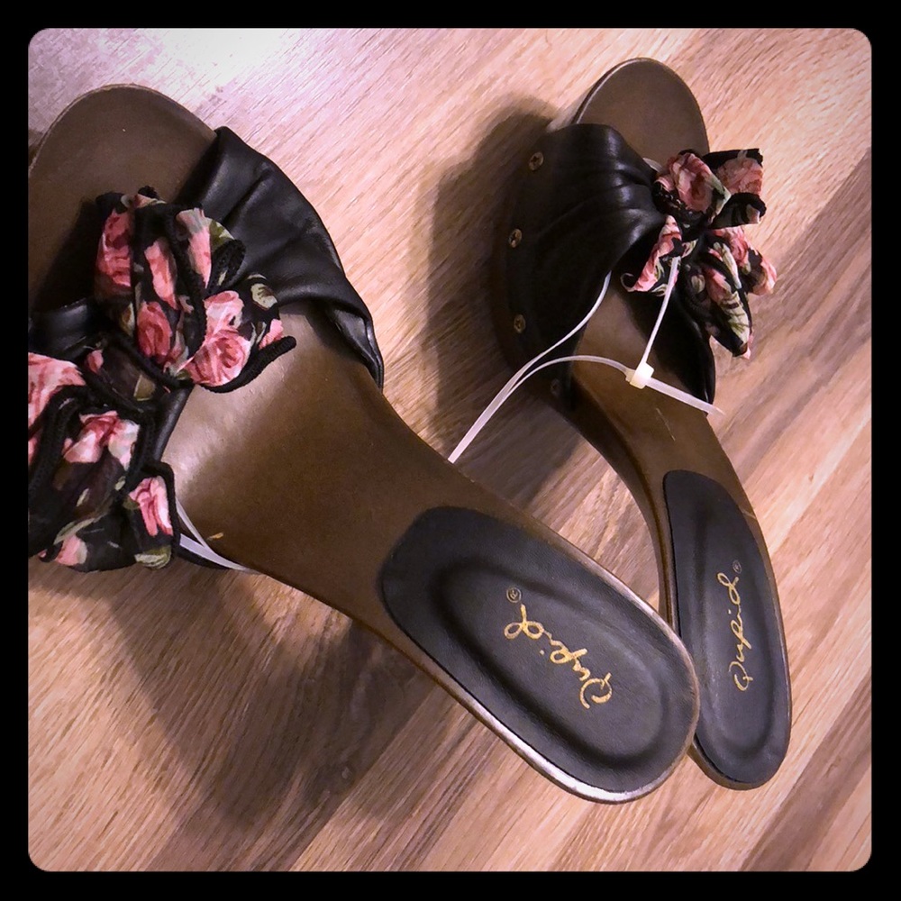 Cute high heel sandal with floral print bow!